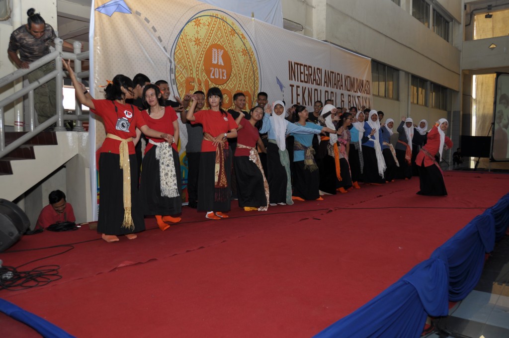  kegiatan kreativitas  yang dilakukan dalam acara DK kali ini adalah menari yang ditampilkan oleh mahasiswa baru UMB