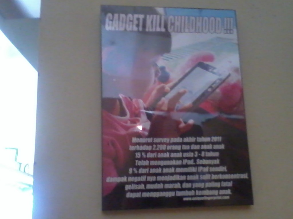 Salah satu Karya Tika Tri Anjayani (2009) Gadget Kill Childhood!!! yang dipamerkan di In Time Advertising